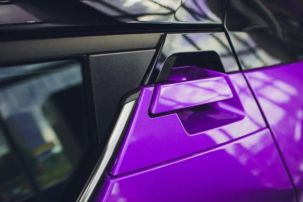 Абстрактная ручка двери автомобиля фиолетовый и замок — стоковое фото