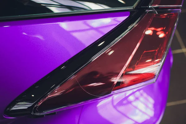 Foto abstracta manija de la puerta del coche púrpura y bloqueo — Foto de Stock