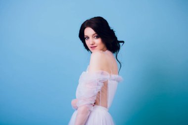 güzel bir gelin gelinlik mavi zemin üzerine