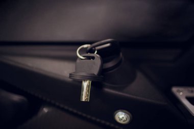 Ateşleme anahtar modern araba kapatın. Araba atv anahtar anahtar deliği içinde