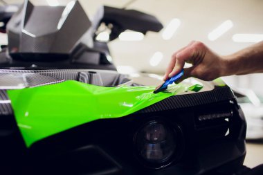 Araba Atv kaydırma uzmanları araç yeşil vinil film veya folyo ile sarma