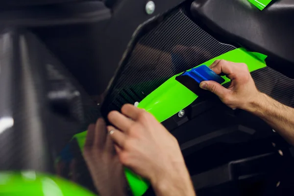 Auto Atv inwikkeling specialisten voertuig met groene vinyl film of folie verpakken — Stockfoto