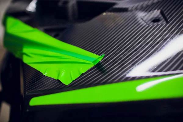 Auto Atv inwikkeling specialisten voertuig met groene vinyl film of folie verpakken — Stockfoto