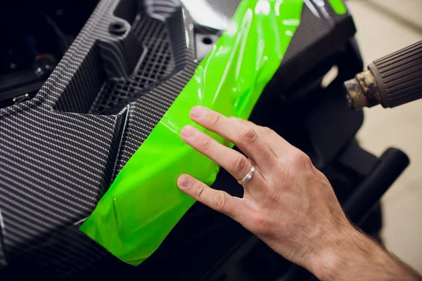 Bil Atv inslagning specialister inslagning fordon med grön vinyl film eller folie — Stockfoto