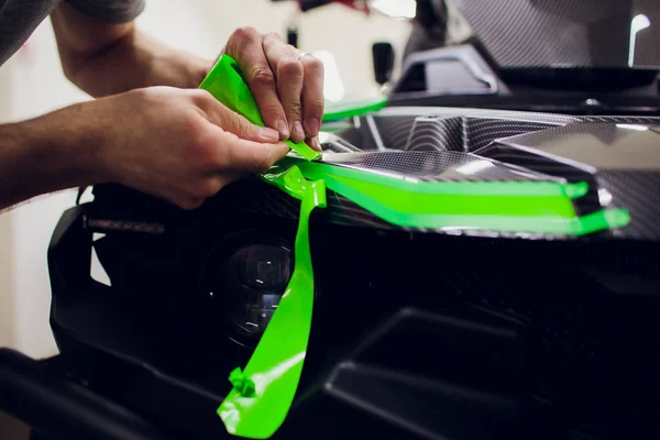 Auto Atv inwikkeling specialisten voertuig met groene vinyl film of folie verpakken — Stockfoto