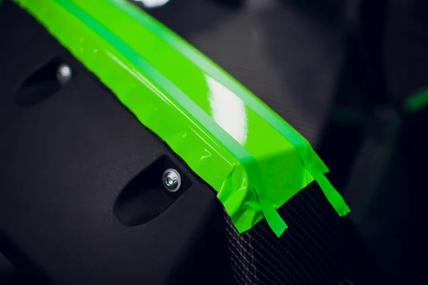 汽车 atv 包装专家包装车辆与绿色乙烯基薄膜或箔 — 图库照片