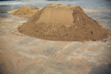 kum yığını. Sarı kum yığını. İnşaat kum