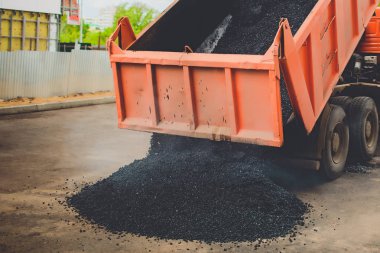 şehrin büyük yolda yaymak içine taze asfalt kamyon kaldırır