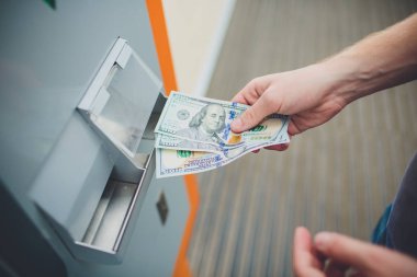 Adamın elini yerleştirin kartı Atm makine, bankacılık ve finansal kavramı