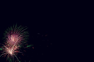 Metin için boş alanı olan soyut renkli havai fişek arkaplanı