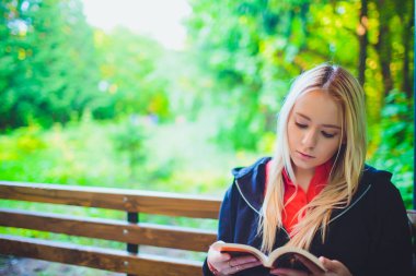 sonbahar orman kitap ile genç güzel kız