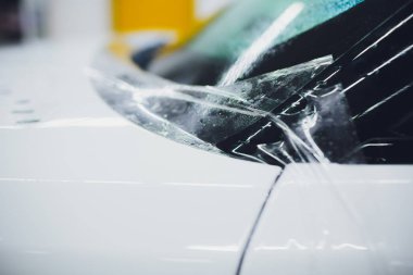 Şeffaf film, araba boyası koruması, ambalaj spesiyali. Araba tamiri. Seçici odak.