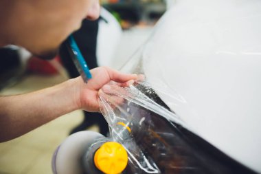 Şeffaf film, araba boyası koruması, ambalaj spesiyali. Araba tamiri. Seçici odak.
