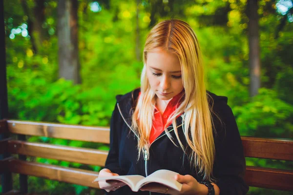Joven hermosa chica con libro en el bosque de otoño — Foto de Stock