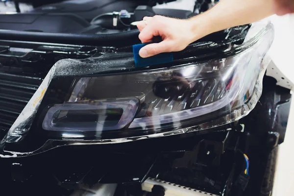 Transparente Folie, Autolackschutz, Spezialverpackungen. Autovervollständigung. Selektiver Fokus. — Stockfoto