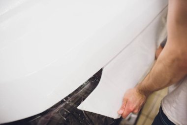 Şeffaf film, araba boyası koruması, ambalaj spesiyali. Araba tamiri. Seçici odak.