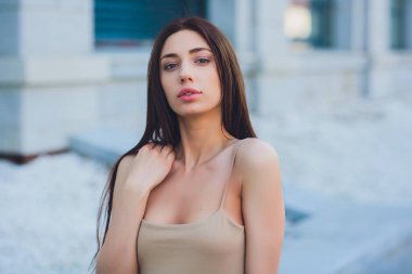 Avrupa'nın şehir sokak moda kadın gülüyor. Yaz Avrupa şehrin trendy kız gülümsüyor. Mutlu kadın portre. Kopya alanı.