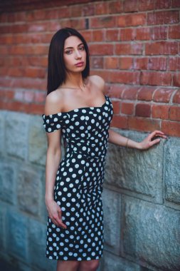 Avrupa'nın şehir sokak moda kadın gülüyor. Yaz Avrupa şehrin trendy kız gülümsüyor. Mutlu kadın portre. Kopya alanı.