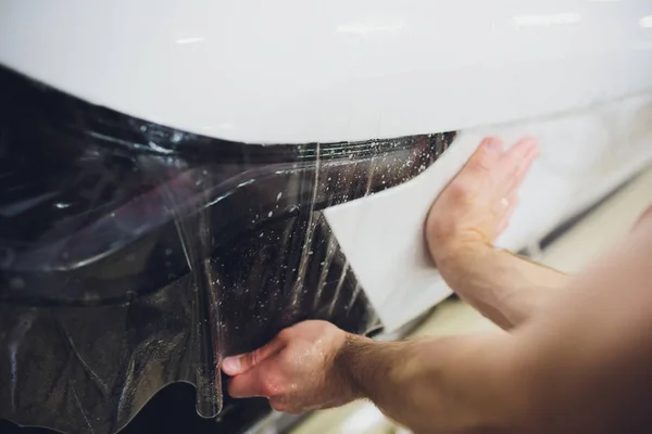 Película transparente, protección de pintura para automóviles, envoltura especial. Detallando el coche. Enfoque selectivo . — Foto de Stock