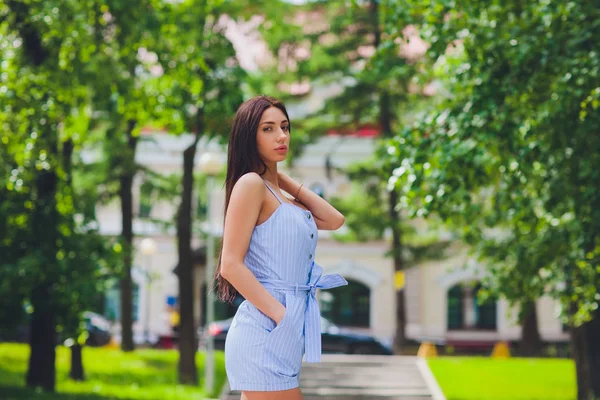 Lachende Modefrau in der City Street in Europa. lächelndes trendiges Mädchen in sommerlicher europäischer Stadt. glückliches Frauenporträt. Kopierraum. — Stockfoto