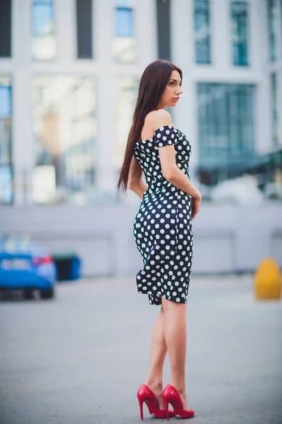 Lachende Modefrau in der City Street in Europa. lächelndes trendiges Mädchen in sommerlicher europäischer Stadt. glückliches Frauenporträt. Kopierraum. — Stockfoto