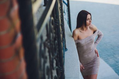 Avrupa'nın şehir sokak moda kadın gülüyor. Yaz Avrupa şehrin trendy kız gülümsüyor. Mutlu kadın portre. Kopya alanı.