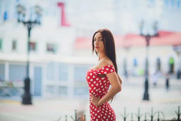 Donna Moda Ridente in City Street in Europa. Sorridente ragazza alla moda in estate città europea. Felice ritratto femminile. Copia spazio . — Foto Stock