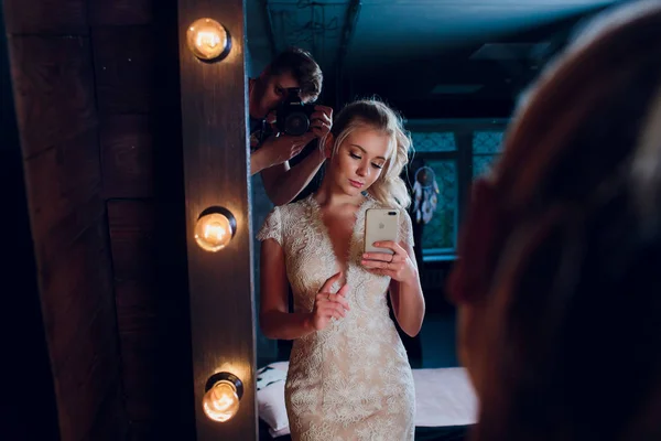 Sposa ritratto con serrature lunghe. In abito bianco — Foto Stock