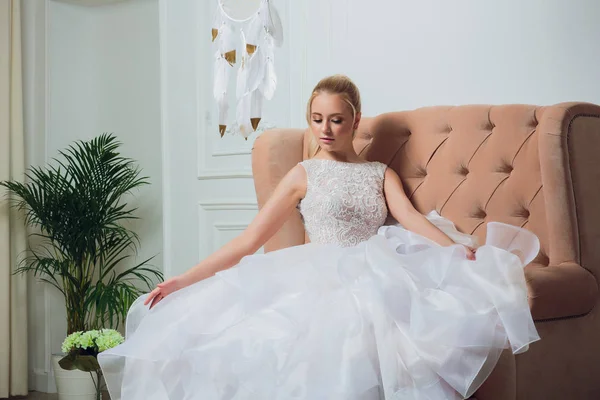Ritratto Della Sposa Con Lunghe Serrature Con Vestito Bianco — Foto Stock