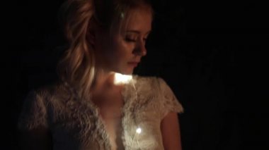 Uzun kilitleri ile portre gelin. Beyaz elbise