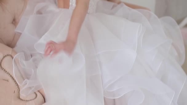 Portrét nevěsty s dlouhými prameny. V bílých šatech — Stock video