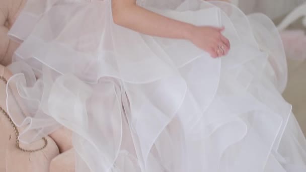 Mariée portrait avec de longues serrures. En robe blanche 