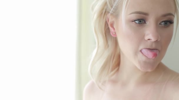 Schöne Junge Blonde Frau Mit Unordentlichem Haar Einem Dutt Pastellbeige — Stockvideo