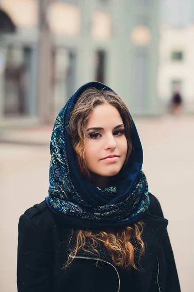 Retrato de niña divertida en el clima de otoño en ropa de abrigo y sombrero . — Foto de Stock