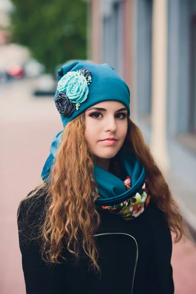 Retrato de niña divertida en el clima de otoño en ropa de abrigo y sombrero . — Foto de Stock