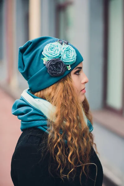 Retrato de menina engraçada no outono clima em roupas quentes e chapéu . — Fotografia de Stock