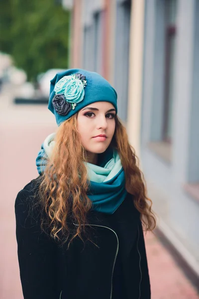 Retrato de niña divertida en el clima de otoño en ropa de abrigo y sombrero . — Foto de Stock