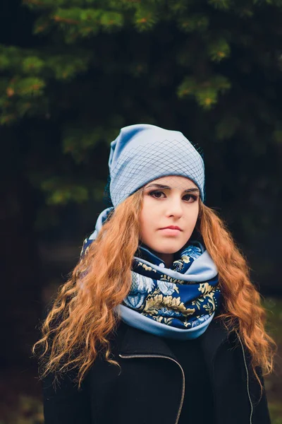 Retrato de niña divertida en el clima de otoño en ropa de abrigo y sombrero . — Foto de Stock