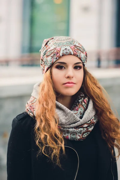 Retrato de niña divertida en el clima de otoño en ropa de abrigo y sombrero . — Foto de Stock