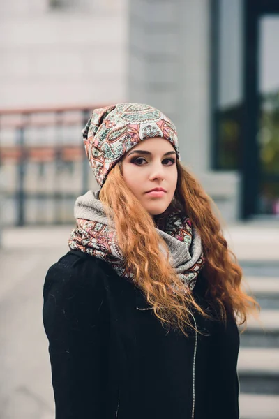 Retrato de niña divertida en el clima de otoño en ropa de abrigo y sombrero . — Foto de Stock