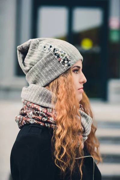 Retrato de menina engraçada no outono clima em roupas quentes e chapéu . — Fotografia de Stock