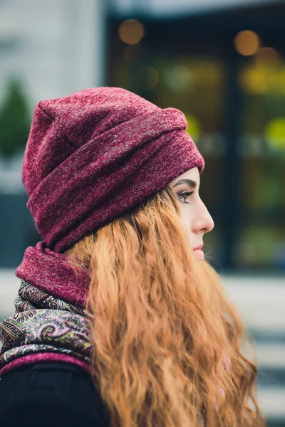 Retrato de niña divertida en el clima de otoño en ropa de abrigo y sombrero . — Foto de Stock