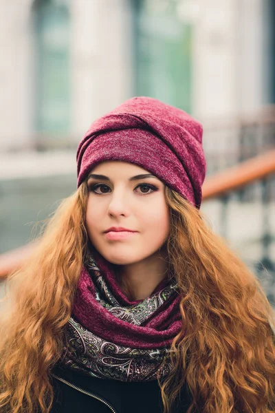 Retrato de niña divertida en el clima de otoño en ropa de abrigo y sombrero . — Foto de Stock