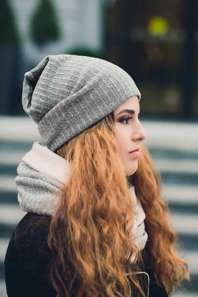 Retrato de menina engraçada no outono clima em roupas quentes e chapéu . — Fotografia de Stock