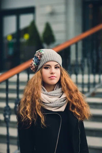 따뜻한 옷과 모자가을 날씨에 재미 있는 젊은 여자의 초상화. — 스톡 사진