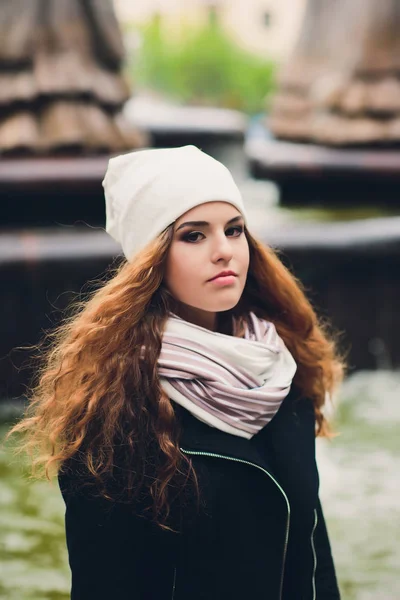 Портрет смішної молодої дівчини в осінню погоду в теплому одязі і капелюсі . — стокове фото