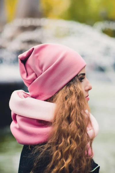 Retrato de menina engraçada no outono clima em roupas quentes e chapéu . — Fotografia de Stock