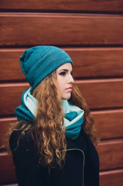 Genç kız sıcak giysiler ve şapka sonbahar havalarda portresi.