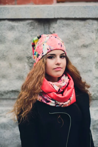 Az őszi Időjárás meleg ruhát és kalapot-vicces fiatal lány portréja. — Stock Fotó
