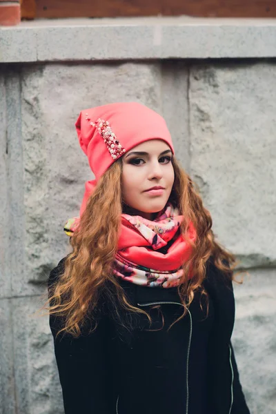 Retrato de niña divertida en el clima de otoño en ropa de abrigo y sombrero . — Foto de Stock